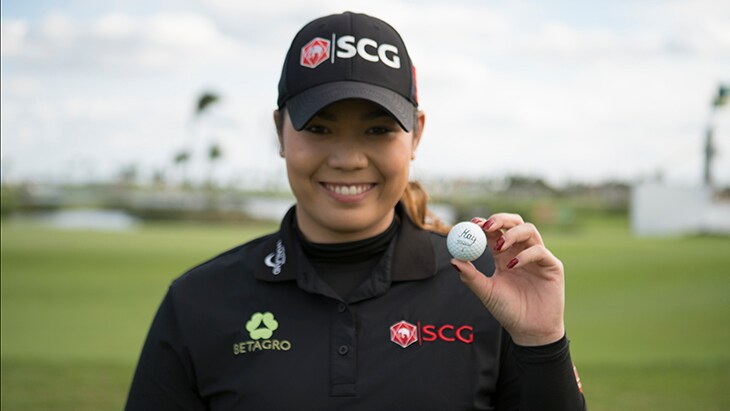 To mark her Titleist golf ball, Ariya writes her...